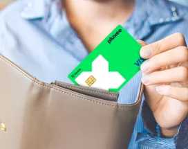 Жена слага карта Pluxee в портмонето си